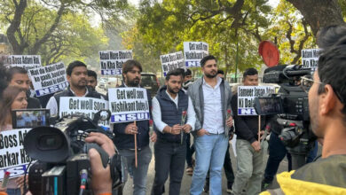 Photo of गौतम अडानी के खिलाफ जांच कराए जाने को लेकर एनएसयूआई के कार्यकर्ताओं ने निशिकांत दुबे के घर के बाहर किया प्रदर्शन