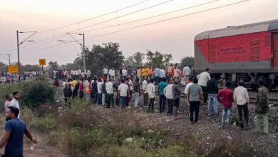 Photo of जलगांव रेल हादसा: आग की अफवाह से मची भगदड़, अब तक 13 लोगों की मौत, पीएम मोदी ने जताया दुख