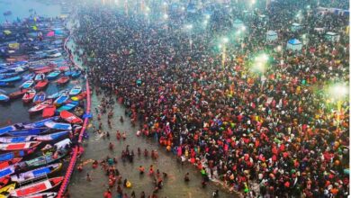 Photo of कुंभ जाने वाले श्रद्धालुओं काे डीएम व एसपी ने माला पहनाकर की विदाई