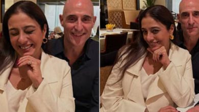 Photo of British star Mark Strong And Tabu : अभिनेत्री तब्बू के जबरा फैन मुंबई में तब्बू से साथ बिताए कुछ पल…