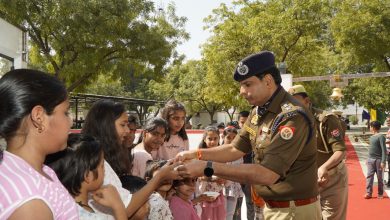 Photo of एसएसपी द्वारा पुलिस लाइन मन्दिर पर कन्याओं को किया गया प्रसाद वितरण